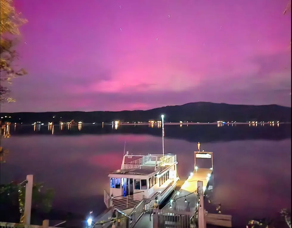 Idaho Resort Town Bar Captures Magical Northern Lights Over Lake