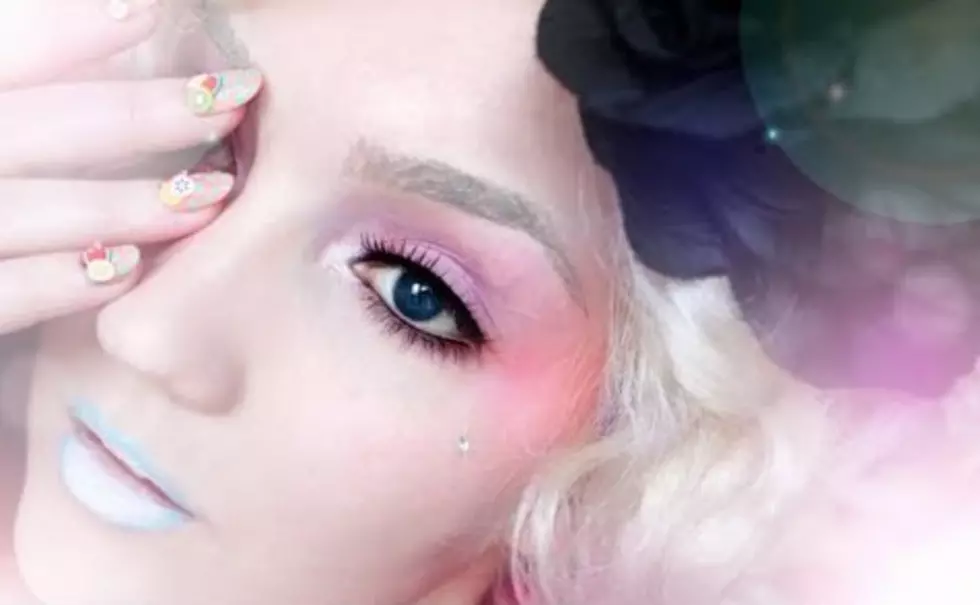 Hunger Games Effie Trinket DIY Make-up [VIDEO]