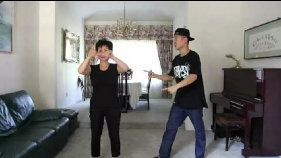 Guy Teaches Mom How to Dance Gangnam Style [VIDEO]