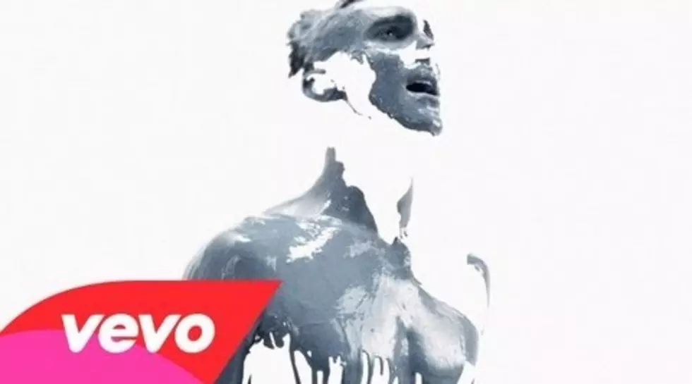 Maroon 5 Release Sexy Paint-Covered &#8220;Love Somebody&#8221; Video