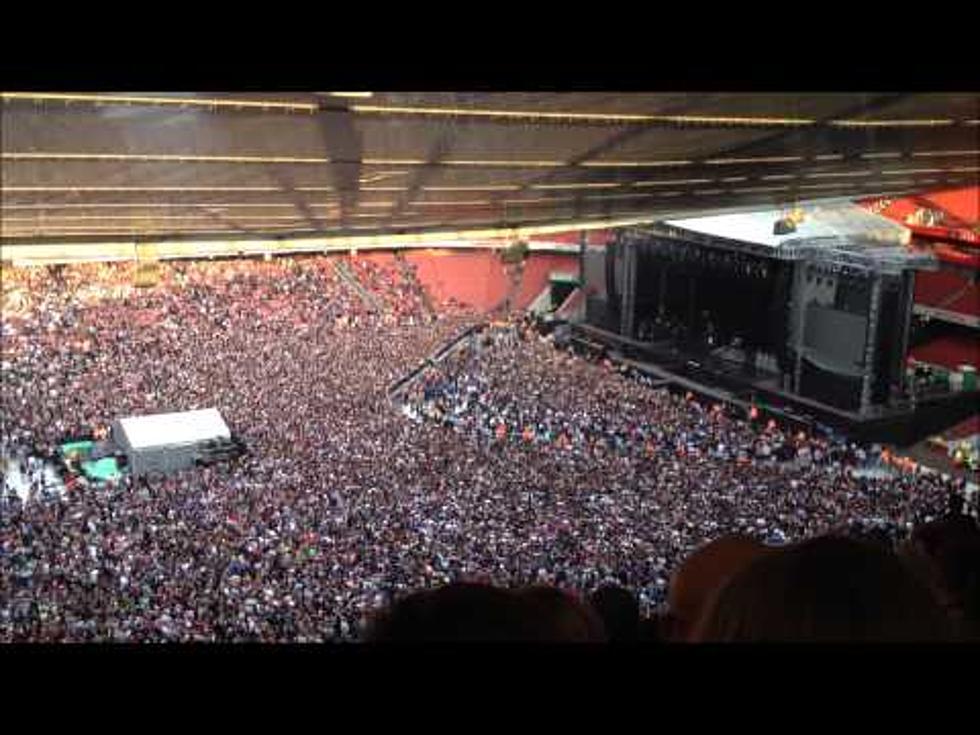 London Stadium Crowd Sings Queen&#8217;s &#8216;Bohemian Rhapsody&#8217; While Waiting for Green Day [VIDEO]