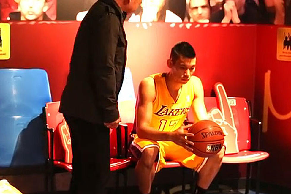 Jeremy Lin Pretends to Be a Statue, Scares Everyone to Pieces