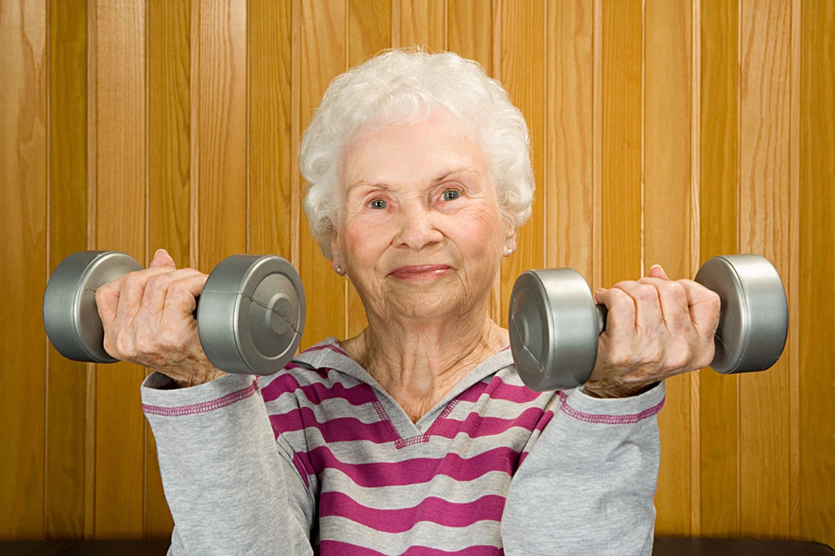 78 Year Old Woman Deadlifts 225 Pounds And Youre A Weakling