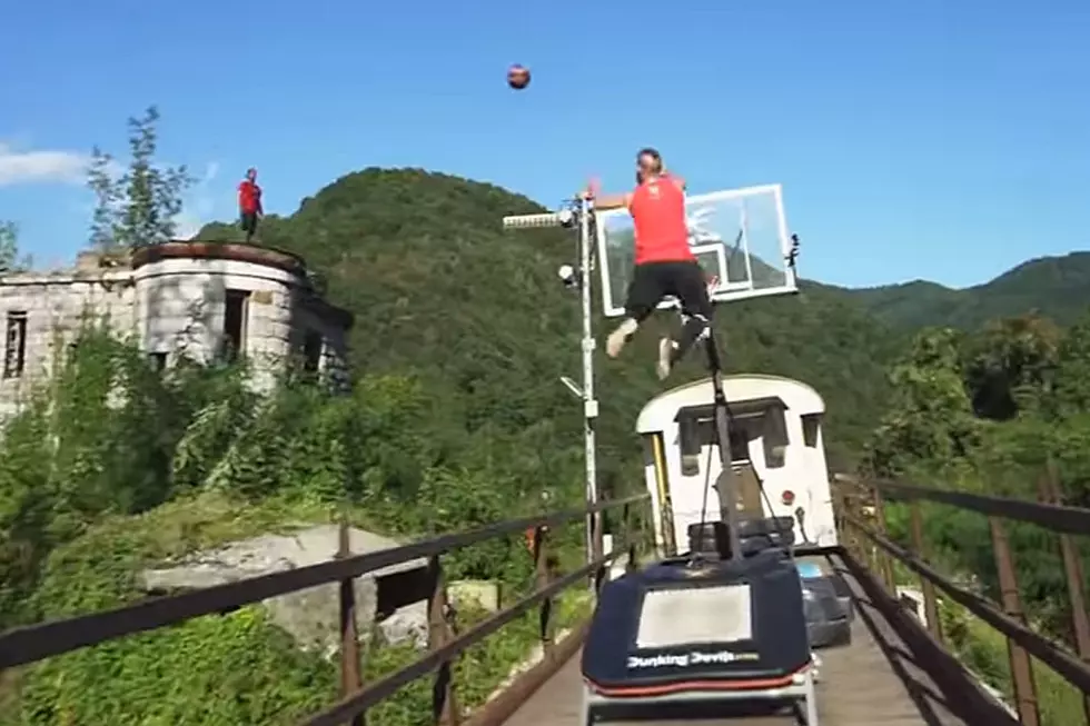 Fearless Daredevils Put on Slick Dunking Exhibition Atop Moving Train