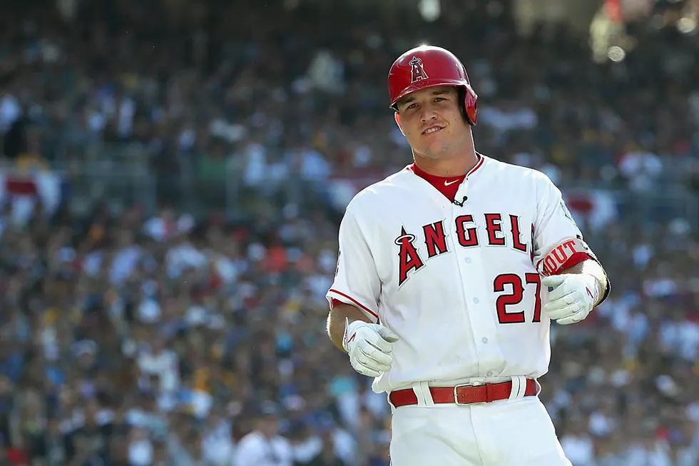 Mike Trout Feeds ShopRite Employees in Millville