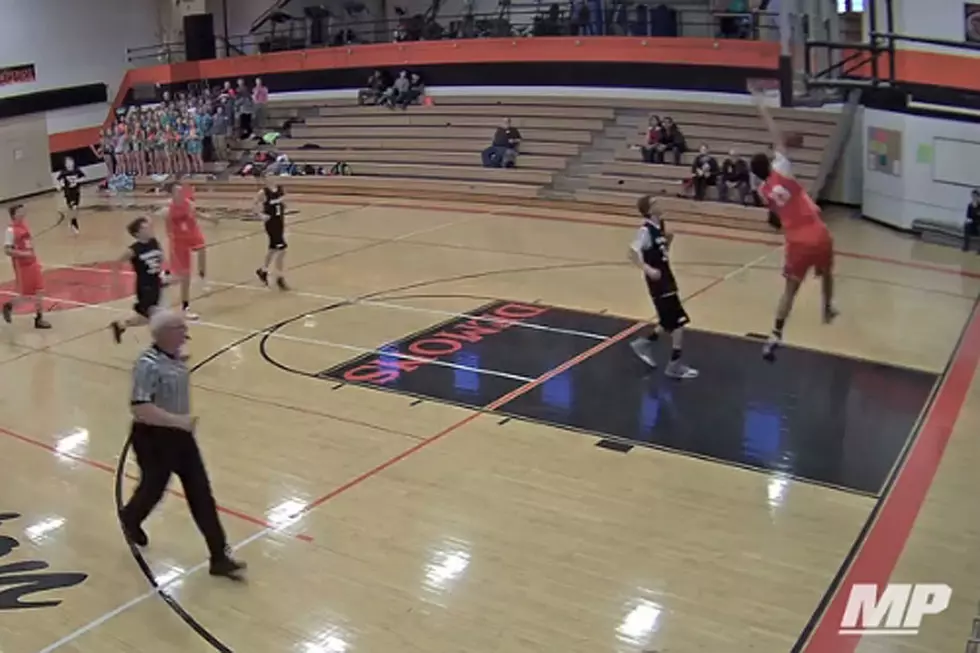 One-Armed 8th Grader Dunks in a Game Like a Total Pro