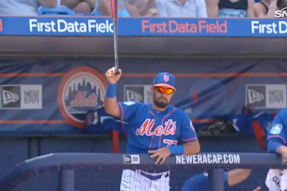 Mets Shortstop Is Totally Chill While Catching Flying Bat in Dugout