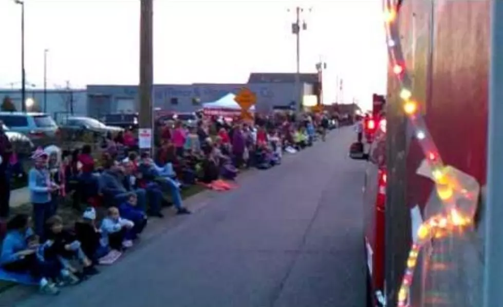Great Crowd At The Owensboro Christmas Parade [VIDEO]