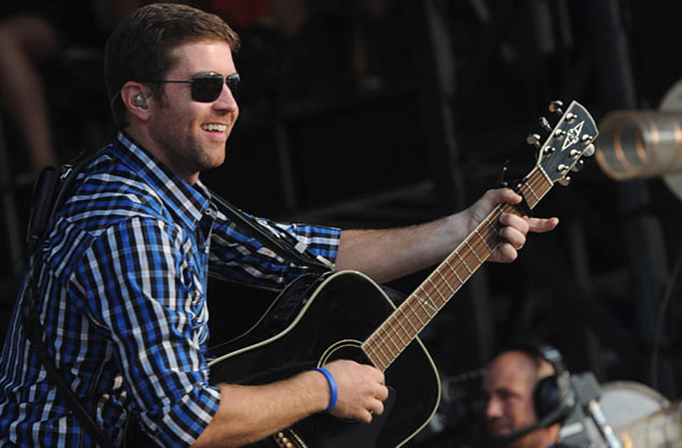 Josh Turner Sings at Cracker Barrel in Memory of Murdered Family