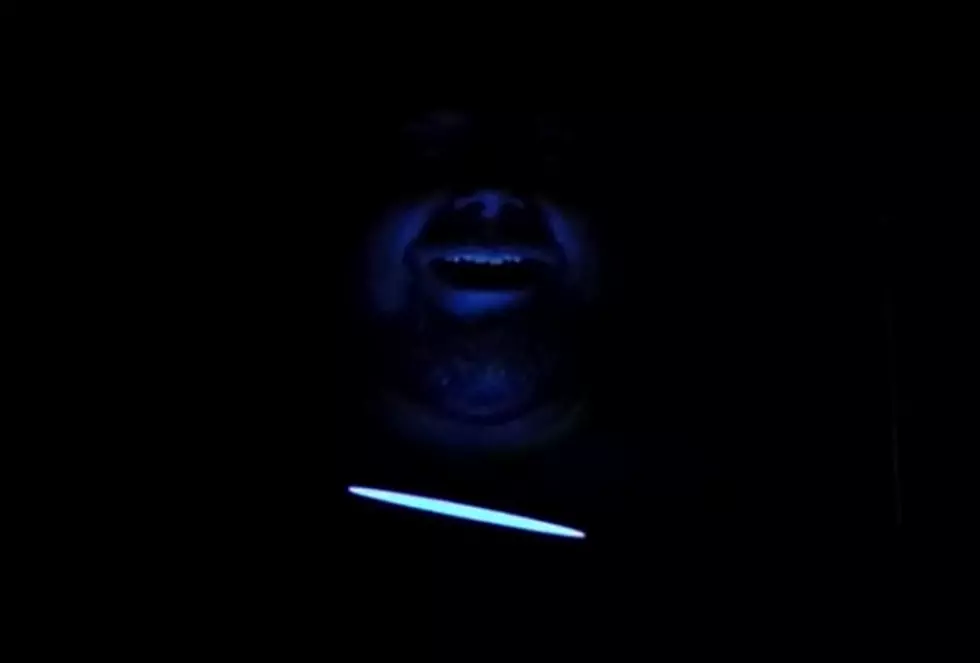 Watch Tonic Water Glow Under Blacklight [VIDEO]