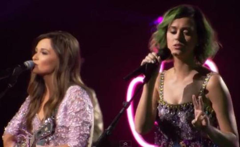 Kasey Musgraves and Katy Perry Perform Merry Go Round on CMT Crossroads [Video]