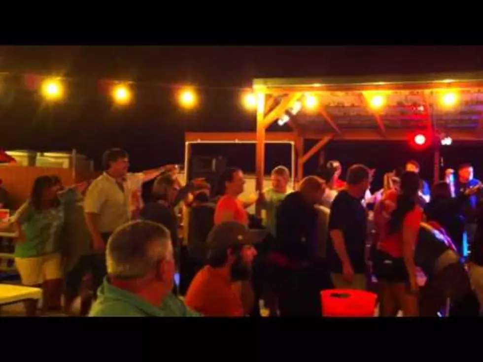 The Rocky Top Dance at Hawg &#8216;N&#8217; Sauce [Video]