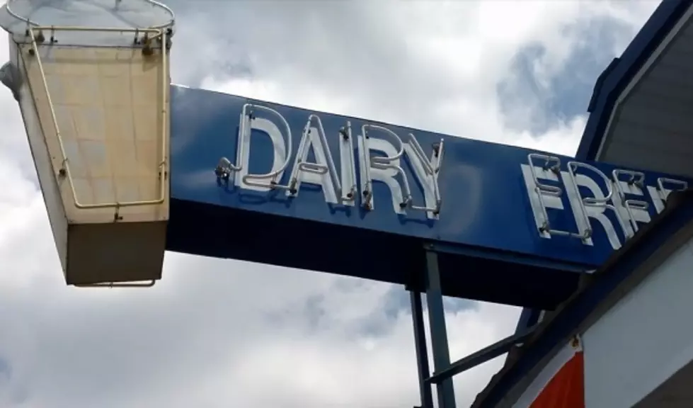 Tristate Bucket List: Dave Has a Pizza Burger at the Legendary Island Dairy Freeze [VIDEO]