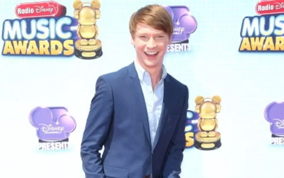 Carsyn Helps Interview “Austin And Ally’s” Calum Worthy! [VIDEO]