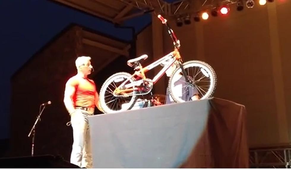 Aaron Tippin Assembles Bike On Stage, During Song [VIDEO]