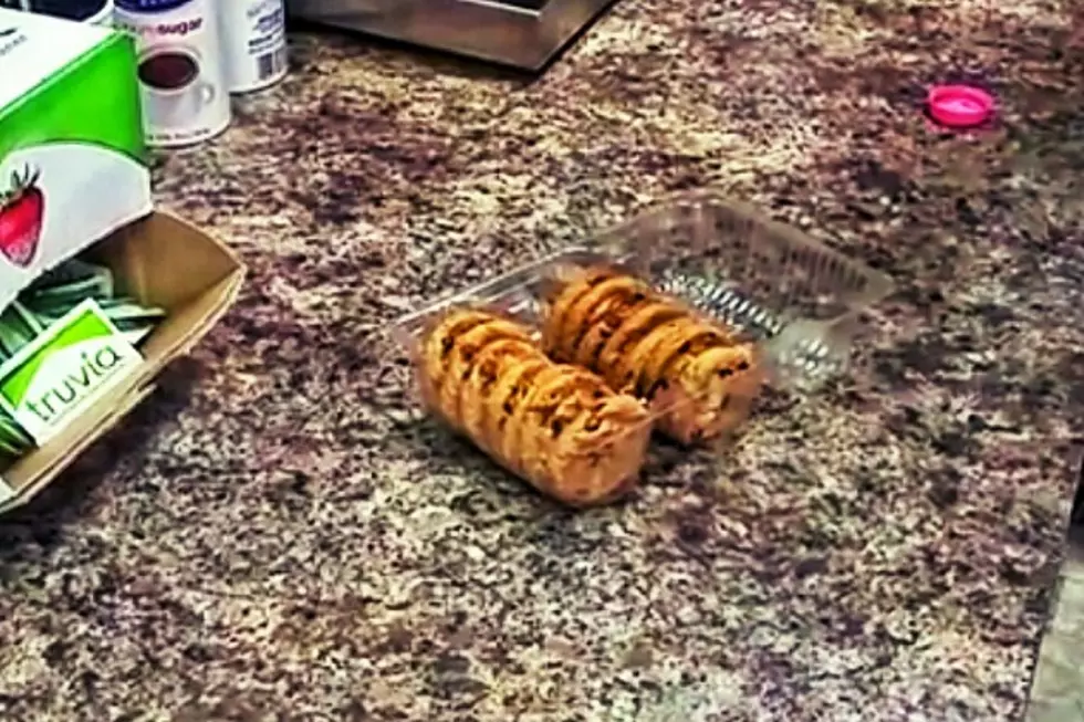 #Life Hack: Put That Empty Cookie Tray Section to Good Use [VIDEO]