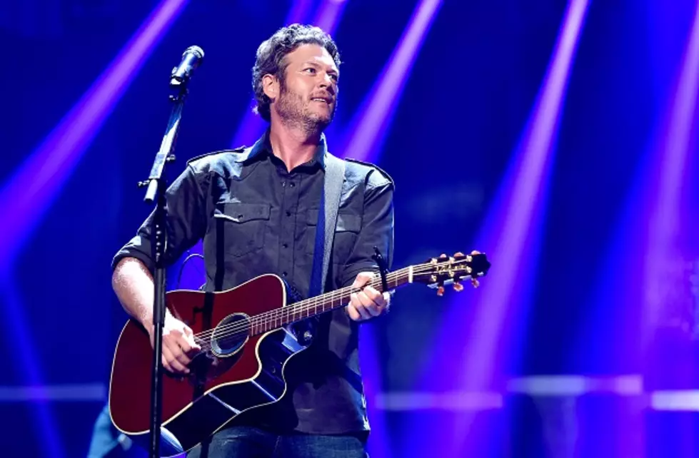 Blake Shelton Rescues Strangers from a Mud Hole