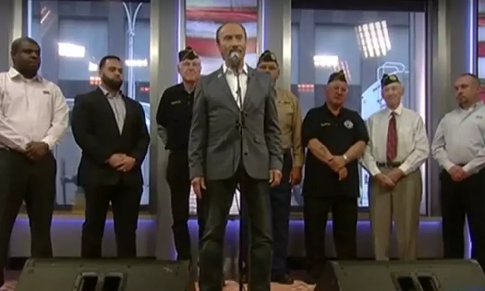 Lee Greenwood Sings &#8216;God Bless the USA&#8217; for a Group of Veterans [VIDEO]