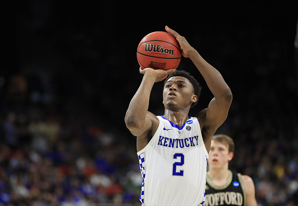 Ashton Hagans and UK Teammates Bring Pizza to Homeless Man