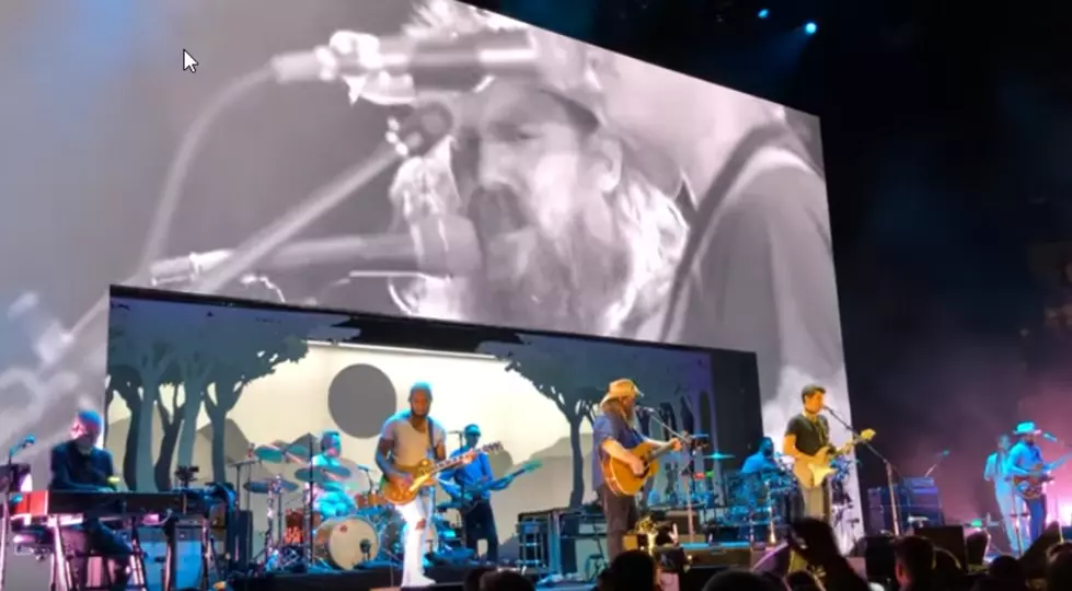 STAPLETON AND MAYER PERFORM NEW SONG IN NASHVILLE
