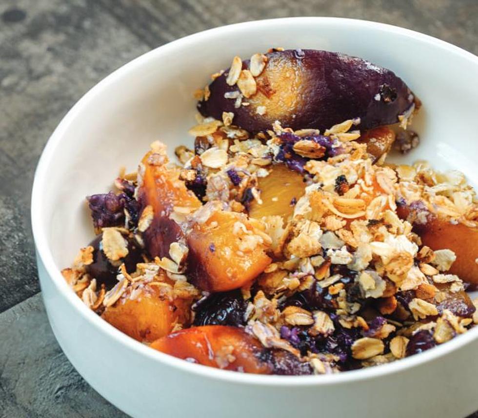 Here’s How to Make an Insanely Delicious Peach & Blueberry Crumble