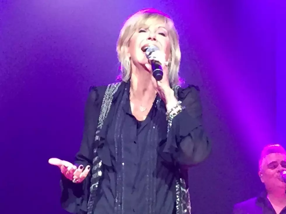Heartwarming Photos from Olivia Newton-John’s Last Concert in Evansville