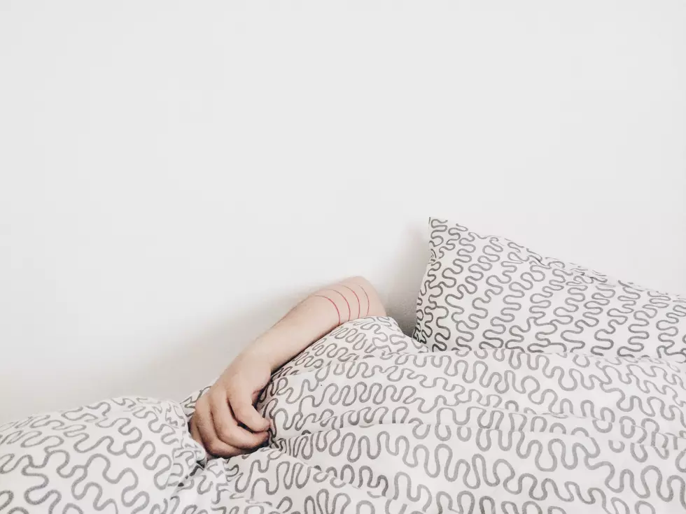 elisabeth lies on Unsplash