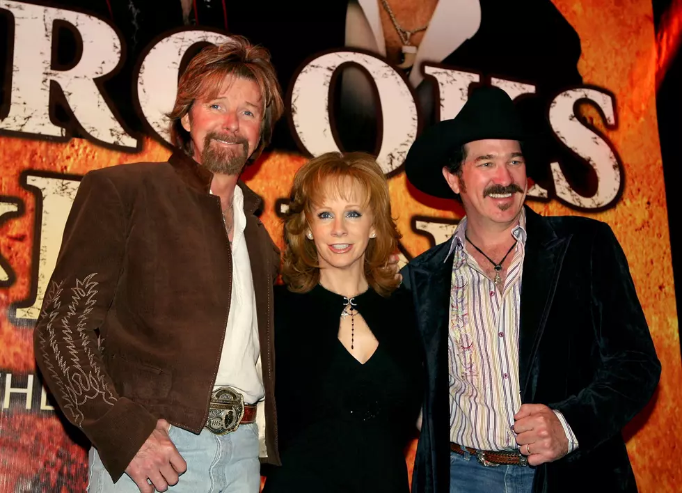Reba McEntire poses with Brooks & Dunn at a 2006 Las Vegas event. (Michael Buckner/Getty Images)