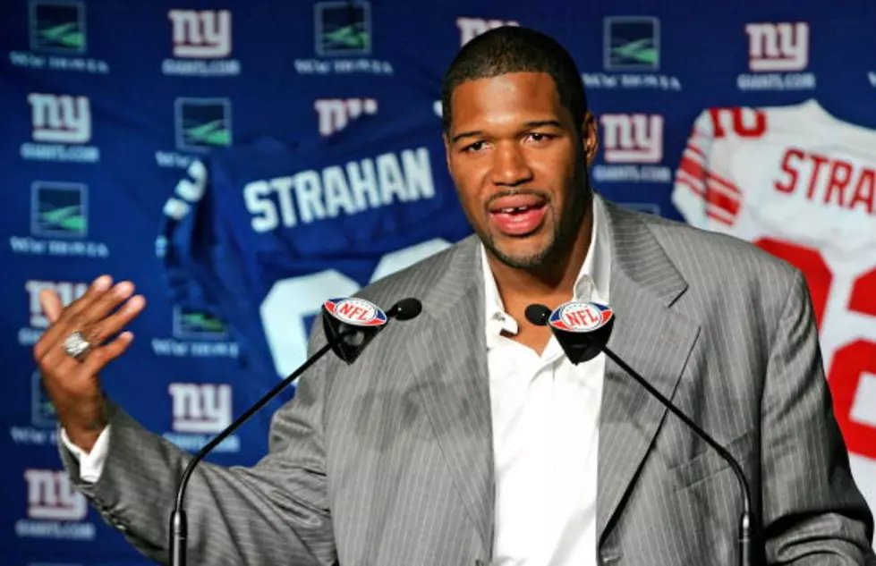 Michael Strahan Gives Camera The Finger [VIDEO]