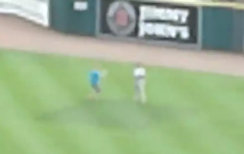 Fan Runs On Field To Fist Bump Nick Swisher [VIDEO]