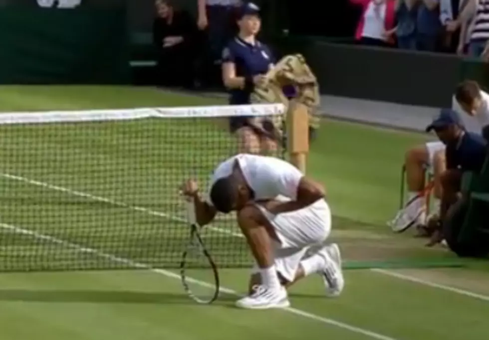 Jo-Wilfried Tsonga “Tebows” At Wimbledon [VIDEO]
