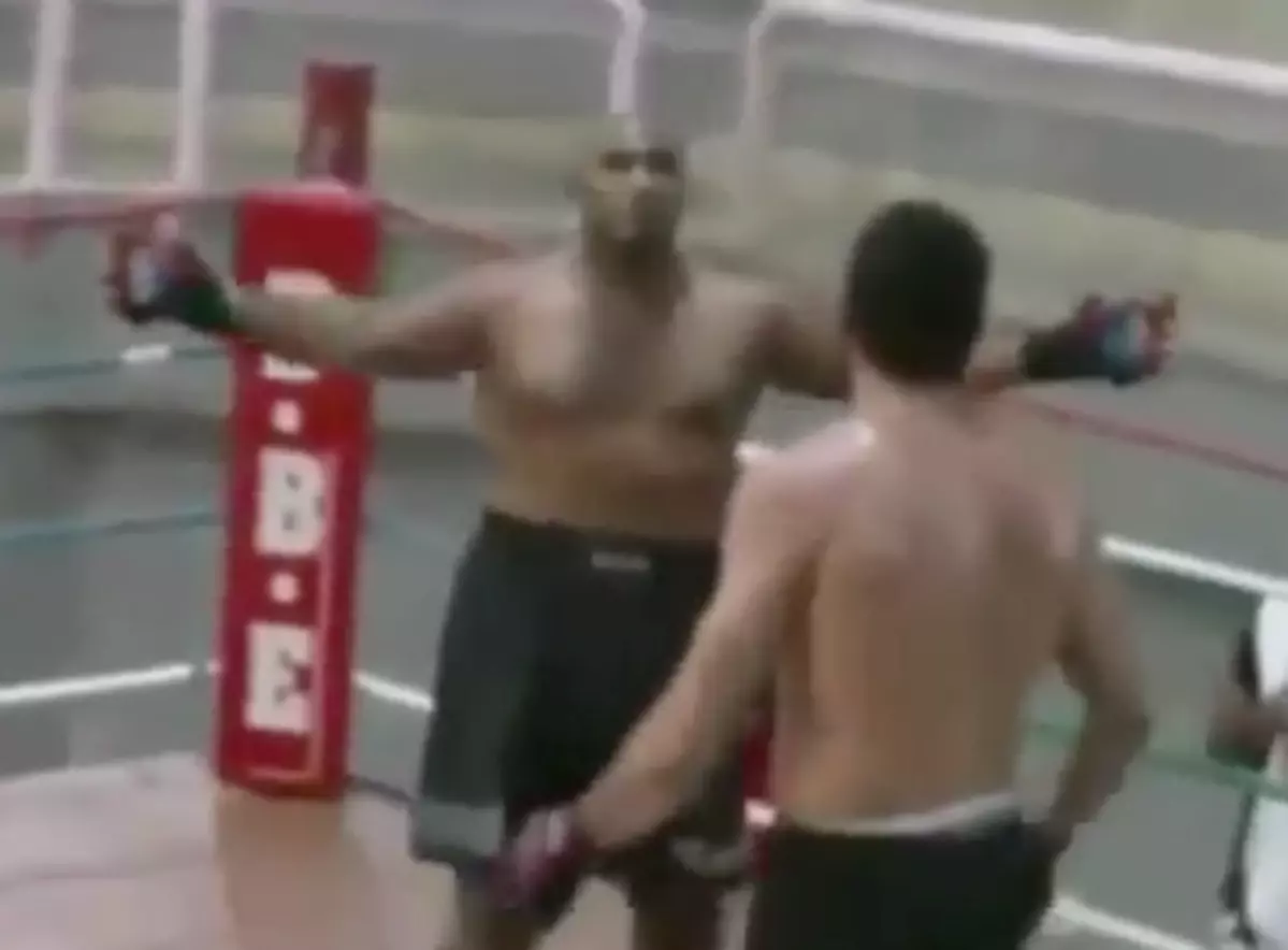 Mma Fighter Gets Knocked Out While Not Protecting Himself Video