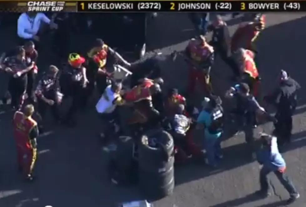 Jeff Gordon’s Pit Crew Brawls During NASCAR Race [VIDEO]