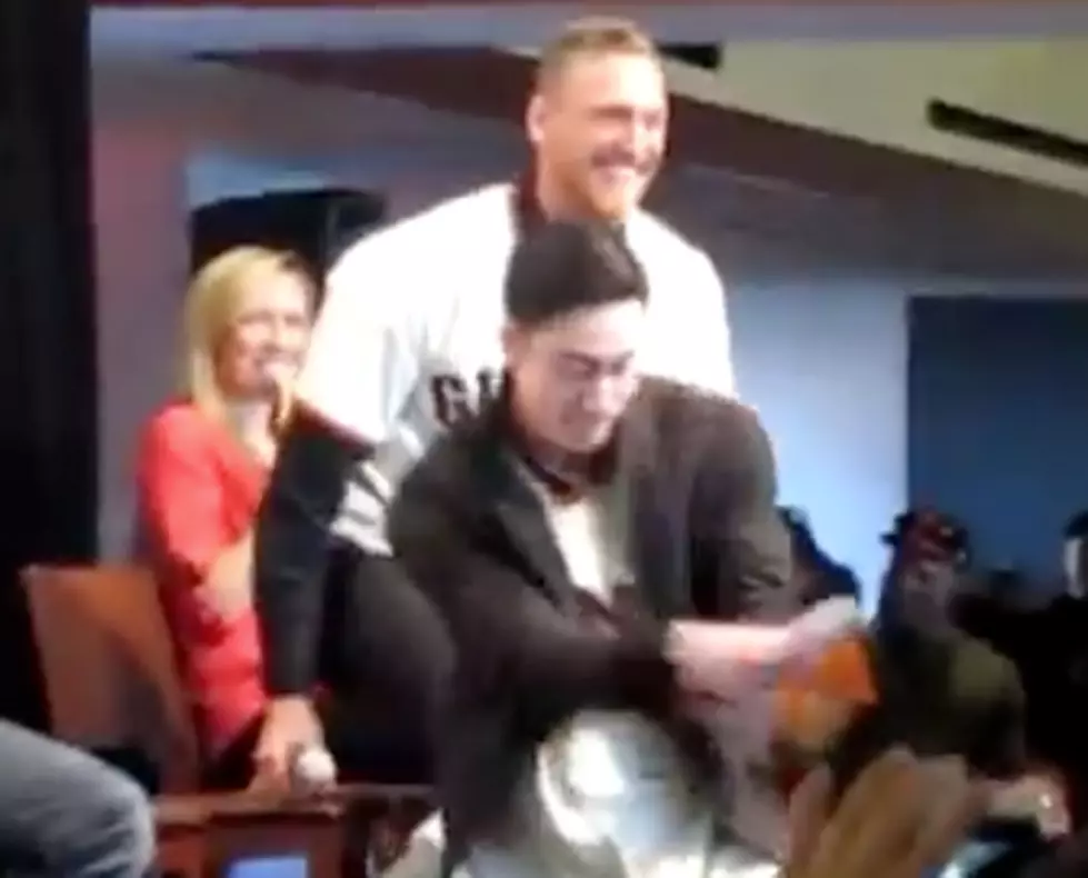 Tim Lincecum & Hunter Pence Impersonate Each Other [VIDEO]