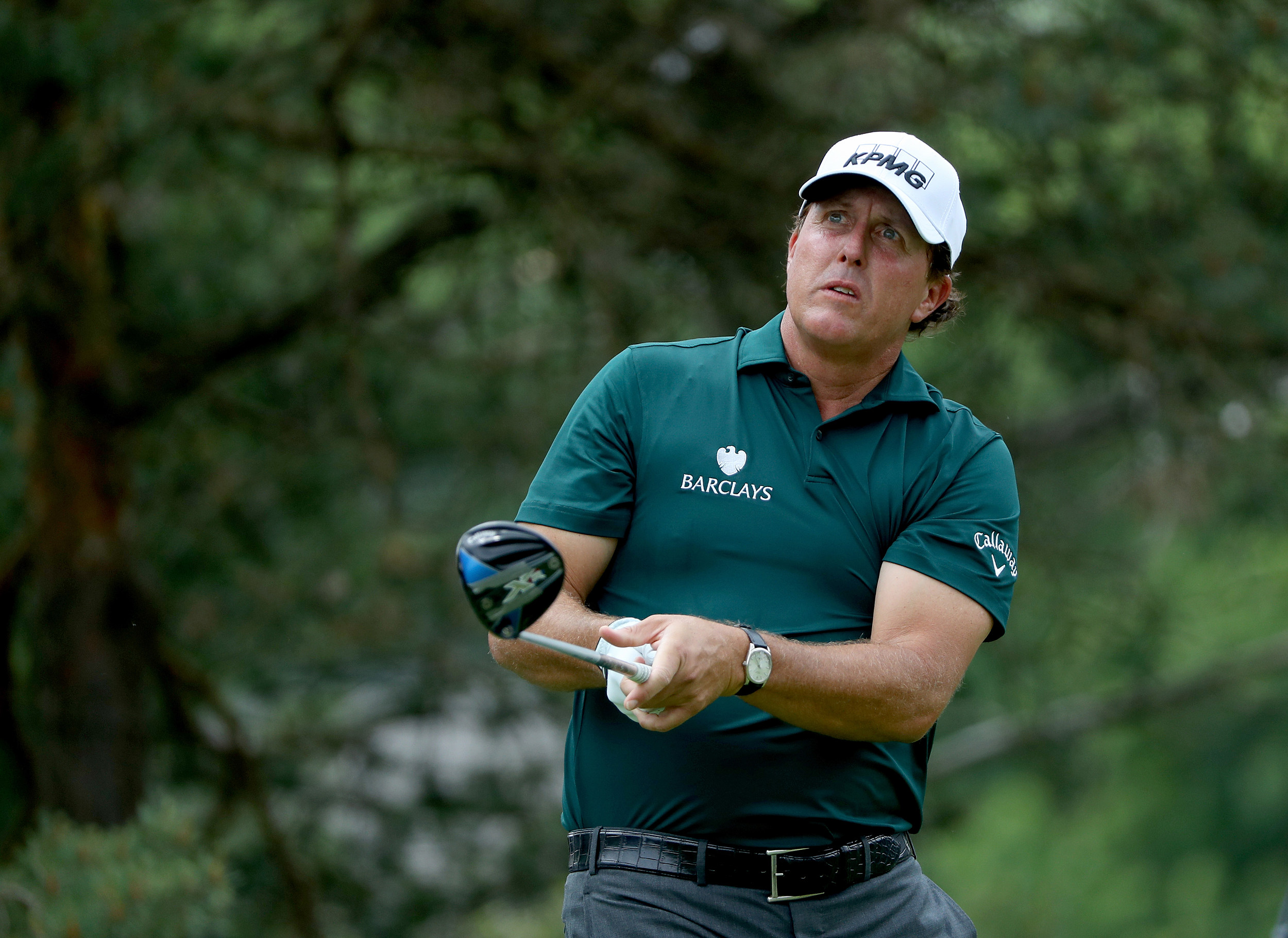 Mickelson Hits Marshal On Noggin [VIDEO]