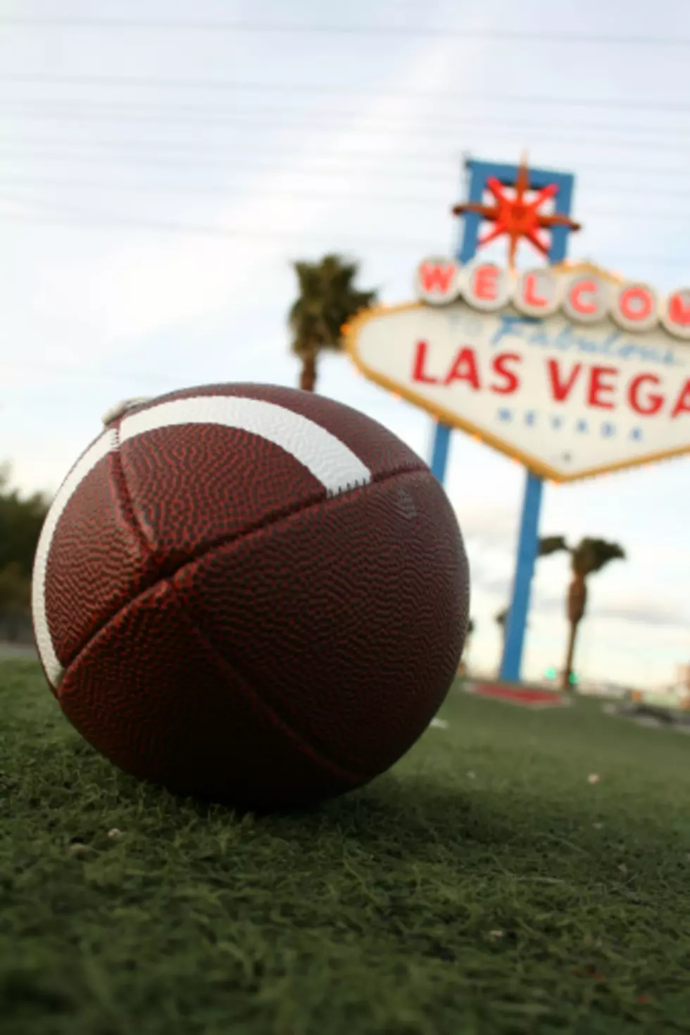 ‘Vegas Runner’, Professional Gambler, Breaks Down NFL Odds