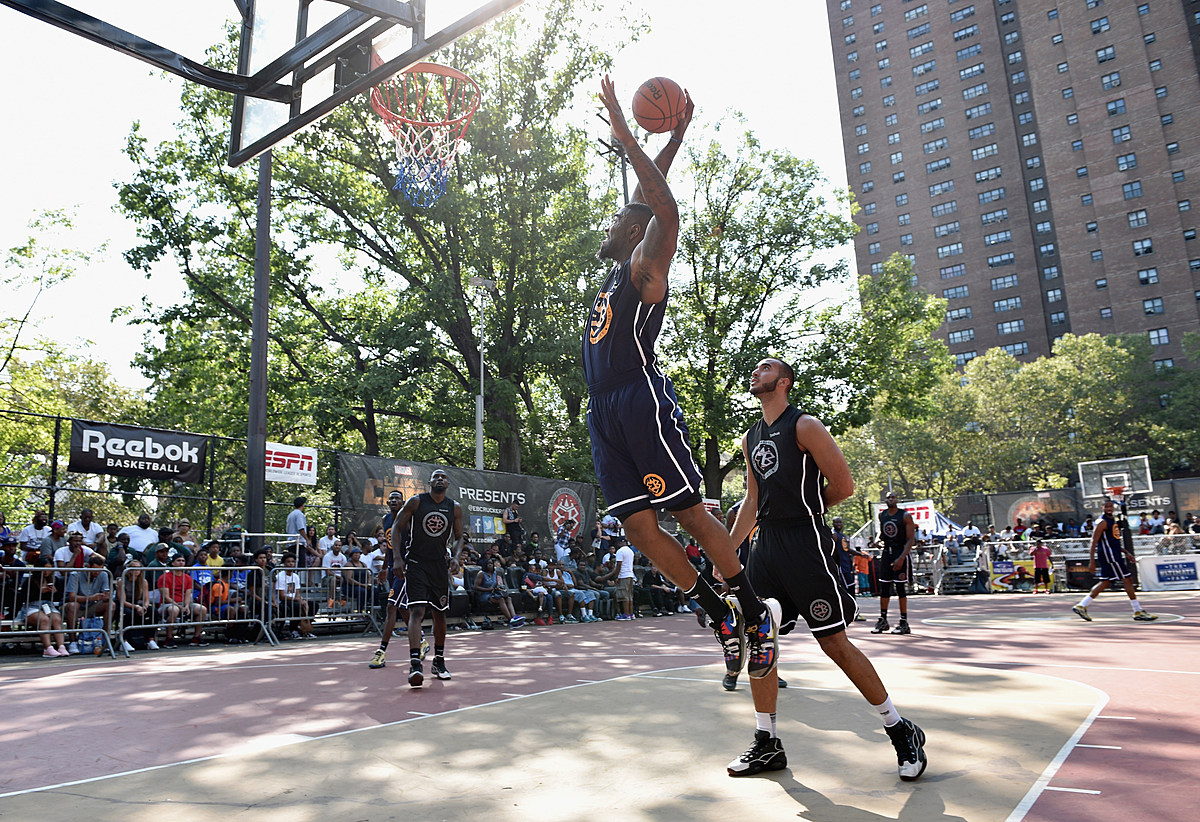 Ball street. Венис Бич баскетбольный корт. Rucker Park Basketball. Рокер парк Нью-Йорк. Рокер парк баскетбол.
