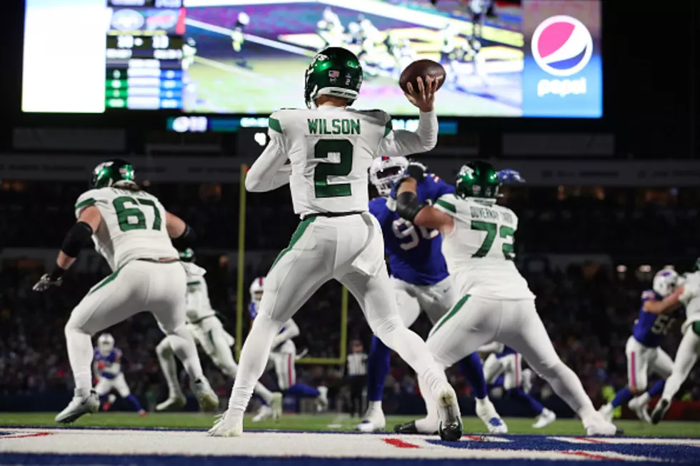 Zach Wilson behind his offensive line / Getty Images