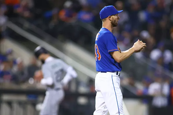 Jesse Winker waves to Mets fans after home run