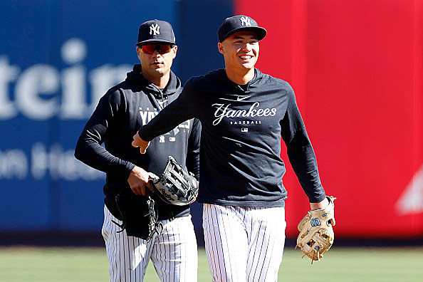 Yankees' Anthony Volpe does best Derek Jeter impression with jump toss