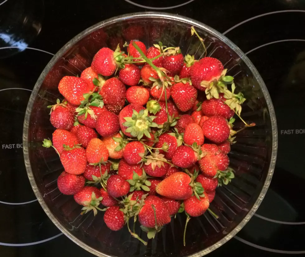 How to Eat Strawberry Shortcake 2 Different Ways