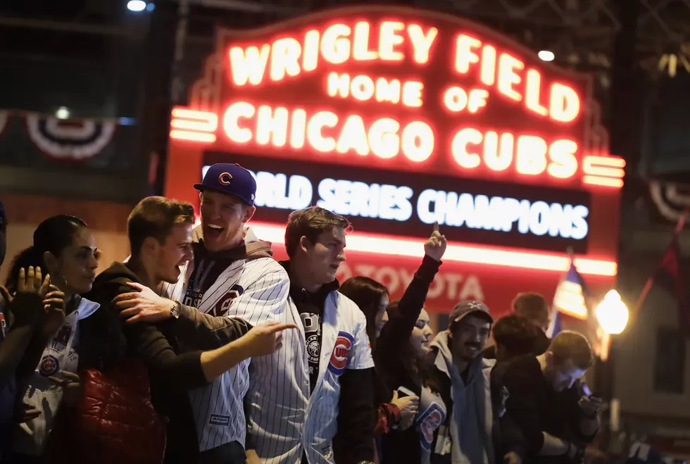 Chicago Fans Line the Streets to Watch Cubs Bring Home Championship Trophy [WATCH]