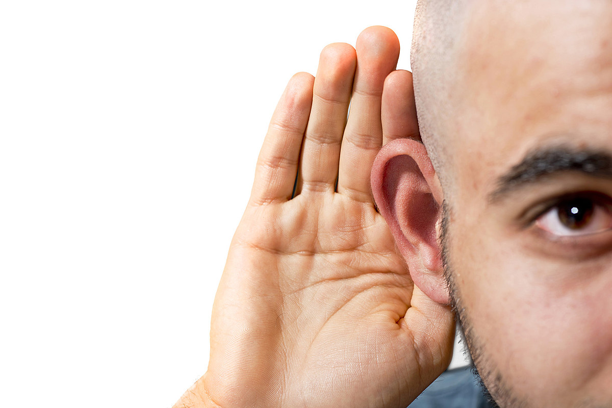 Боль в ухе у мужчины. Человек прислушивается. Ухо. Мужчина прислушивается. Ухо прислушивается.