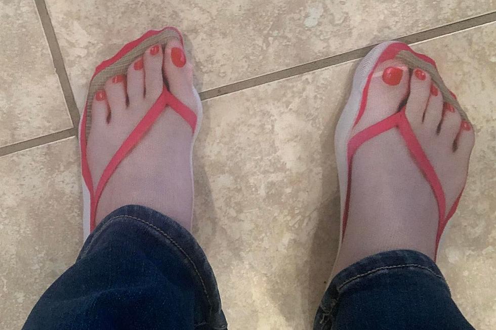 Something’s Not Quite Right With This Indiana Woman’s Feet – Can You Spot It?