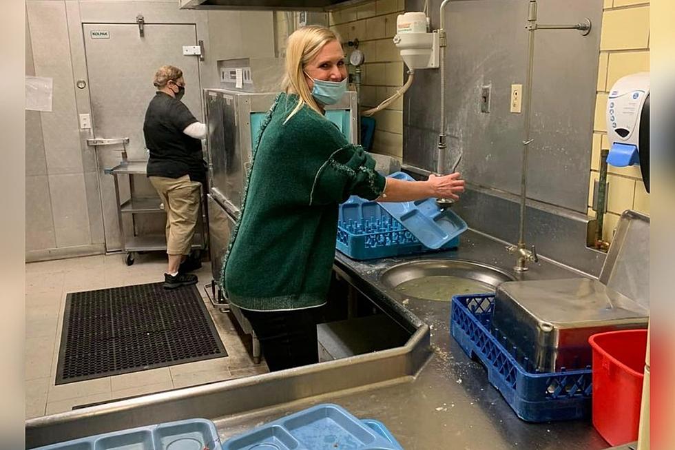 IN Principal Helps Out Cafeteria Staff