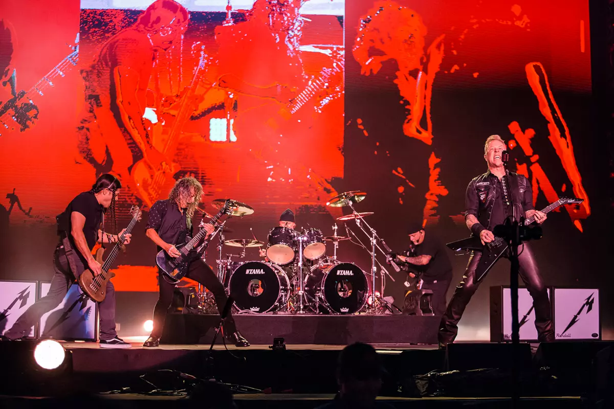 Рок концерты в россии. Металлика Хэтфилд на сцене. Металика рок группа на сцене. Metallica концерт. Metallica Rock Band.
