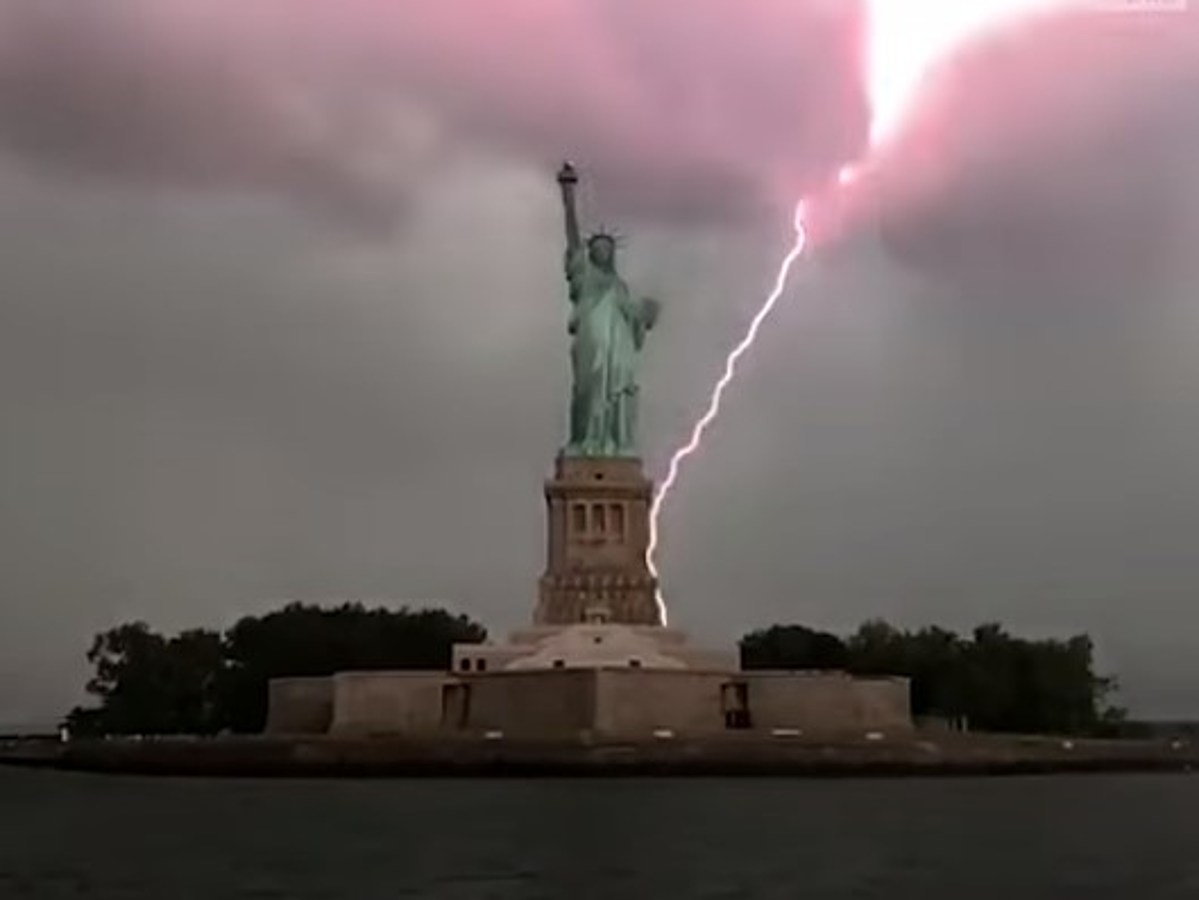 Amazing Video Of The Statue Of Liberty Being Struck By Lightning
