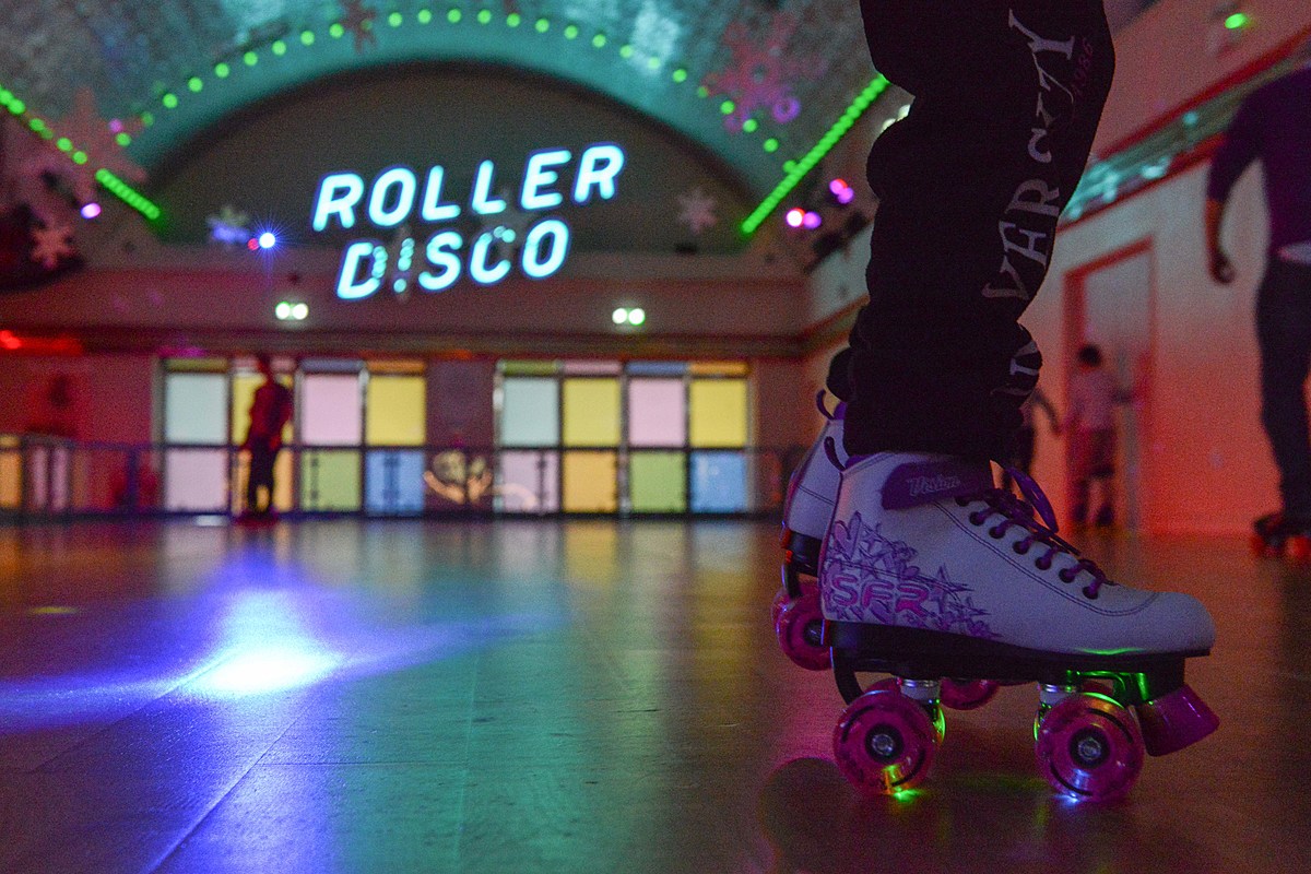 Песня disco cone take it high. Роллер диско. 90s Roller Skating. Роллердром. Роллердром Америка.