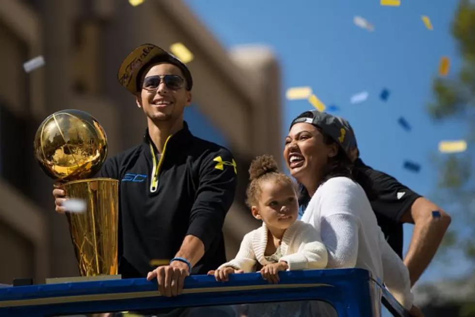 Even Stephen Curry’s Nine-Month Pregnant Wife Can Drill 3’s