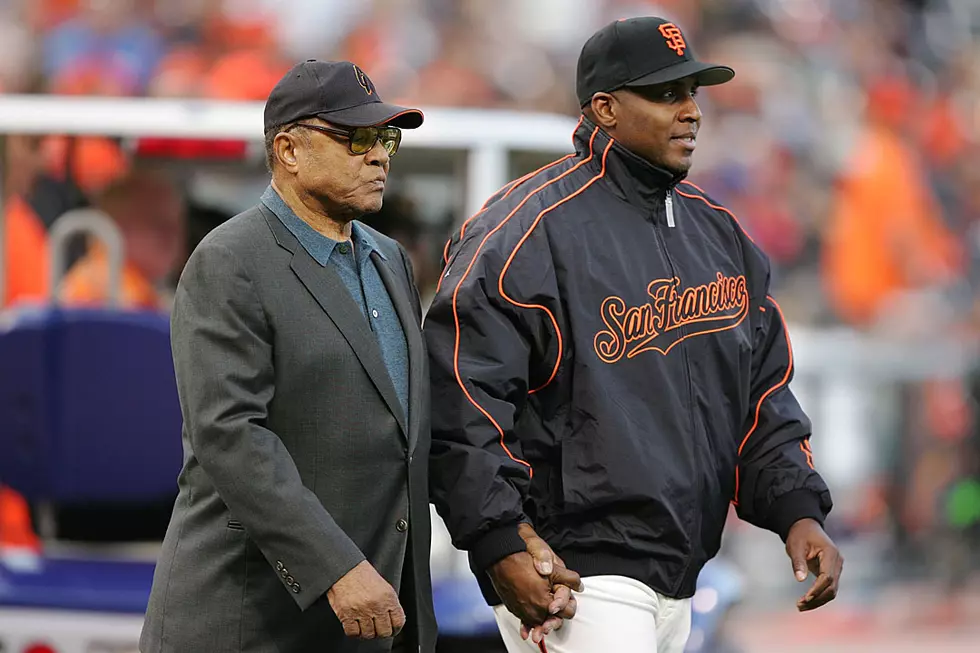 Barry Bonds’ Creepy Selfie With Willie Mays Will Give You the Willies